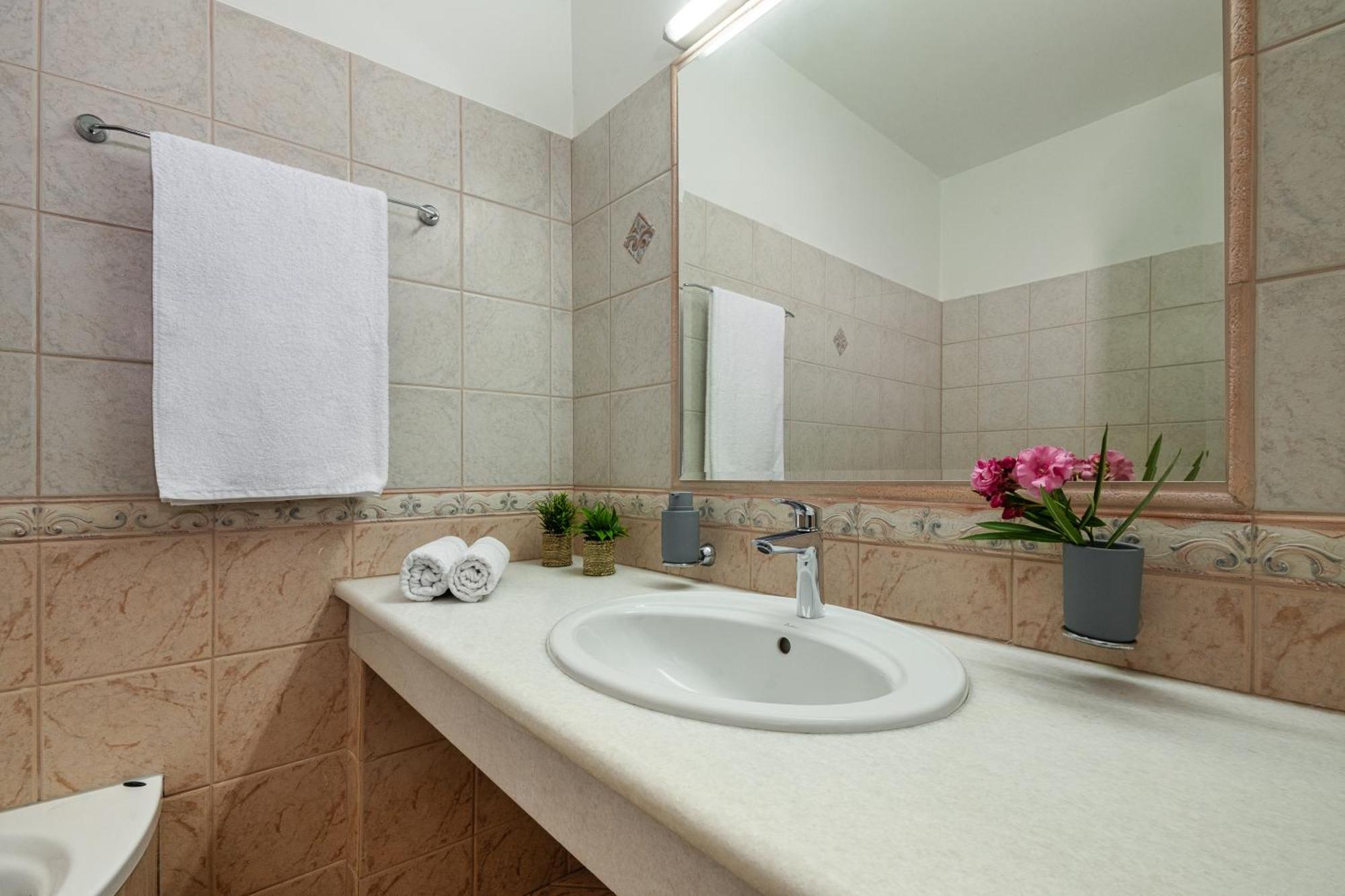 Villa Mariani II - In Lothiarika, Newly Renovated June 2024, Private Pool, Lindos 10 Min, Beach 120M 라도스 외부 사진